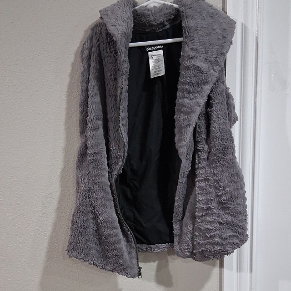 Patagonia Women's Soft Gray Vest - Picture 4 of 4